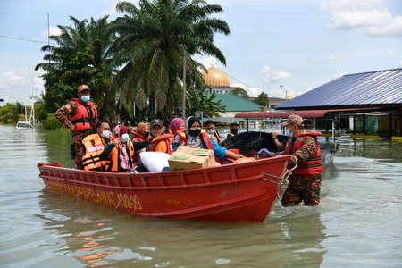 SEPANG - DECEMBER 20th : The members of Fire and Rescue Department of Malaysia evacuated the flood victims at RTB Bukit Changgang, Dengkil, Sepang on December 20th, 2021.のeditorial素材