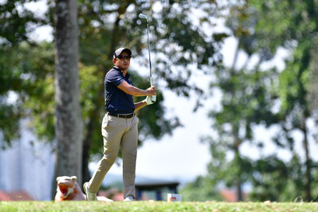 PETALING JAYA, NOV 24 : Edven Ying of Malaysia, teeing of at hole 18th, during Round 2 of PKNS Selangor Masters '22 at Kelab Golf Seri Selangor. Petaling Jaya, Malaysia on November 24, 2022.のeditorial素材