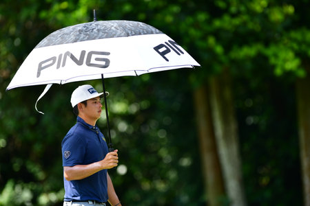 PETALING JAYA, NOV 24 : Edven Ying of Malaysia, teeing of at hole 18th, during Round 2 of PKNS Selangor Masters '22 at Kelab Golf Seri Selangor. Petaling Jaya, Malaysia on November 24, 2022.のeditorial素材