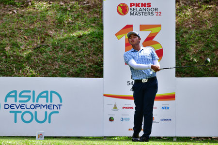 PETALING JAYA, NOV 24 : Edven Ying of Malaysia, teeing of at hole 18th, during Round 2 of PKNS Selangor Masters '22 at Kelab Golf Seri Selangor. Petaling Jaya, Malaysia on November 24, 2022.のeditorial素材