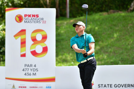 PETALING JAYA, NOV 24 : Edven Ying of Malaysia, teeing of at hole 18th, during Round 2 of PKNS Selangor Masters '22 at Kelab Golf Seri Selangor. Petaling Jaya, Malaysia on November 24, 2022.のeditorial素材