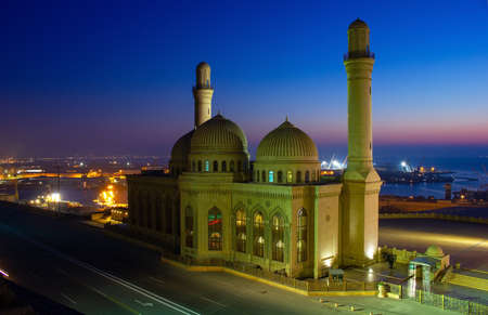 baku city. Azerbaijan. 08.12.2020 year. A beautiful mosque on Shikhovo.のeditorial素材