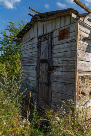 old wooden abandoned grunge house in the middle of the fieldのeditorial素材