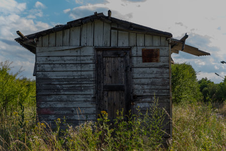 old wooden abandoned grunge house in the middle of the fieldのeditorial素材