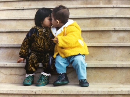 2 kids telling secretsの素材