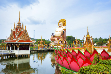 SAMUI, THAILAND - JULY 02, 2016: Sculpture of Happy Buddah in the temple Wat Plai Laemのeditorial素材