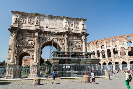 ROME, ITALY - JUNE 24, 2015: Tourists visit the famous Arch of Constantine, a triumphal monument in Rome, situated between the Colosseum and the Palatine Hill.のeditorial素材