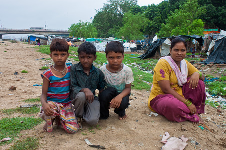 AHMEDABAD, INDIA - SEPTEMBER 7: Unidentified poor people living in slum at September 7, 2011 in Ahmedabad, India. About 40 % of Ahmedabad inhabitans live in slums.のeditorial素材