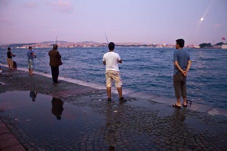 ISTANBUL, TURKEY - AUGUST 14 : Fishermen on sea coast of Bosporus strait on August 14, 2012 in Istanbul, Turkey.のeditorial素材
