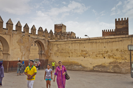 FES, MOROCCO - JULY 27: Fortification walls on July 27, 2010 in Fes, Morocco. Fes center is listed in UNESCO and it is the largest preserved medieval city in the world. Also it's one big market.のeditorial素材