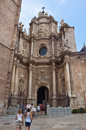 VALENCIA - JULY 23: Tourists in font of cathedral on July 23, 2010 in Valencia, Spain. As of 2009, Spain is 2nd most visited country in the world.のeditorial素材