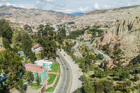 Traffic on the winding highway in La Paz, Boliviaの写真素材