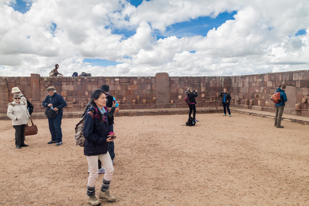 TIWANAKU, BOLIVIA - APRIL 24, 2015: Tourists visit Tiwanaku (Tiahuanaco), Pre-Columbian archaeological site, Boliviaのeditorial素材