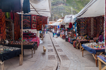 PISAC, PERU - MAY 22, 2015: Famous indigenous market in Pisac, Sacred Valley of Incas, Peru.のeditorial素材