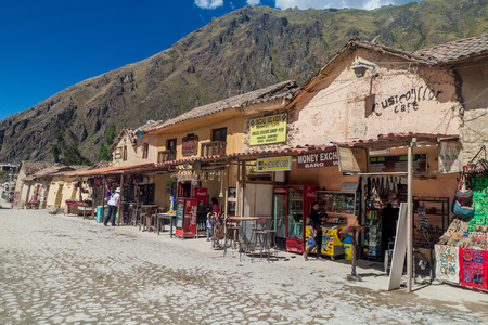 OLLANTAYTAMBO, PERU - MAY 20, 2015: Souvenir shops in Ollantaytambo, Sacred Valley of Incas, Peruのeditorial素材