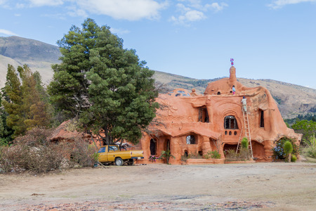 VILLA DE LEYVA, COLOMBIA - SEPTEMBER 22, 2015: Workers maintain Terracotta house in Villa de Leyva, Colombiaのeditorial素材