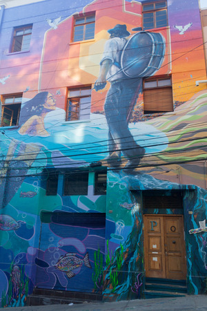 VALPARAISO, CHILE - MARCH 29, 2015: House covered under colorful graffiti in Valparaiso, Chileのeditorial素材