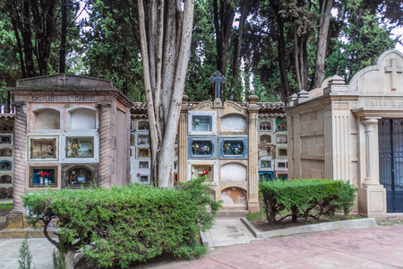 SUCRE, BOLIVIA - APRIL 21, 2015:  Tombs at Cementerio Municipal cemetery in Sucre, Boliviaのeditorial素材