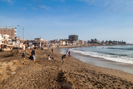 HUANCHACO, PERU - JUNE 7, 2015: People on a beach in Huanchaco, Peru.のeditorial素材