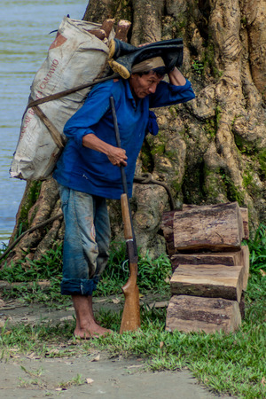 PANTOJA, PERU - JULY 12, 2015: Local villager returns from the jungle to Pantoja village, Peruのeditorial素材
