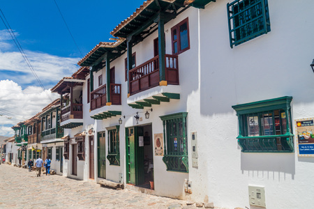 VILLA DE LEYVA, COLOMBIA - SEPTEMBER 22, 2015: White houses on a cobbled street in colonial town Villa de Leyva, Colombia.のeditorial素材