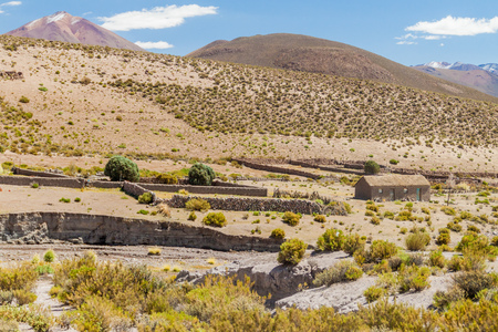 Adobe house in the wilderness of bolivian Altiplanoのeditorial素材