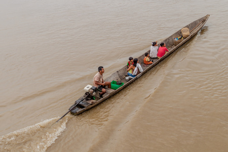 PANTOJA, PERU - JULY 14, 2015: Villagers on a dugout canoe called Peke Peke on a river Napo, Peruのeditorial素材