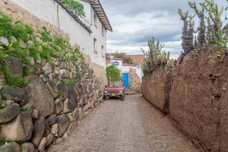 CUZCO, PERU - MAY 25, 2015: Small alley in San Blas neighborhood in Cuzco, Peru.のeditorial素材