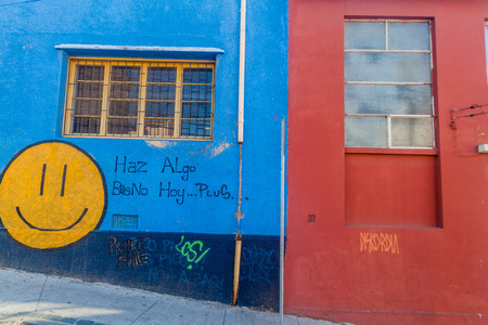 VALPARAISO, CHILE - MARCH 29, 2015: Colorful houses in Valparaiso. It says: Do something good today.のeditorial素材