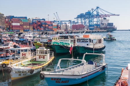 VALPARAISO, CHILE - MARCH 29, 2015: Boats and cranes in a harbor of Valparaiso, Chileのeditorial素材