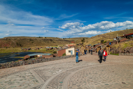 SILLUSTANI, PERU - MAY 14, 2015: Tourists on their way to Sillustani funeral towers.のeditorial素材