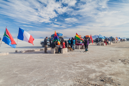 SALAR DE UYUNI, BOLIVIA - APRIL 17, 2015: Tour groups relax by Isla Incahuasi (Isla del Pescado) in Salar de Uyuni salt flat, Boliviaのeditorial素材