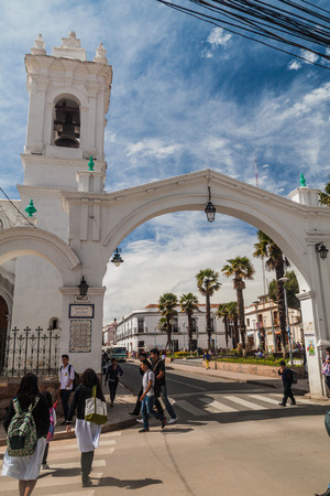 SUCRE, BOLIVIA - APRIL 21, 2015: Whitewashed arches near San Francisco church in Sucre, Boliviaのeditorial素材