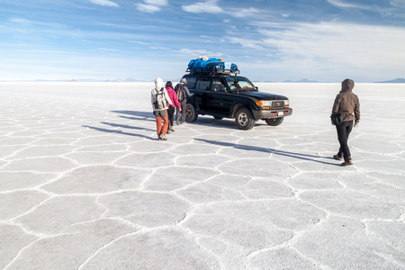 SALAR DE UYUNI, BOLIVIA - APRIL 17, 2015: Tour group with their 4WD at Salar de Uyuni salt flat, Boliviaのeditorial素材