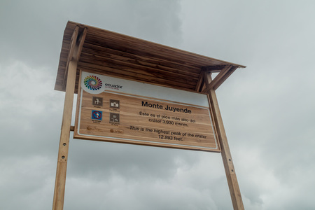 Sign marking the top of the rim of Quilotoa crater, Ecuadorの写真素材