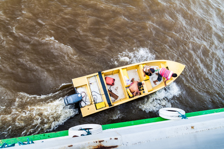 AMAZON, BRAZIL - JUNE 24, 2015: Loading and unloading of goods to the boat Diamante on river Amazon, Brazil.のeditorial素材