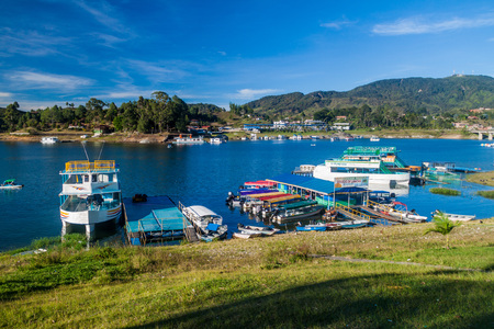 GUATAPE, COLOMBIA - SEPTEMBER 2, 2015: Boats on Penol lake in Guatape village, Colombiaのeditorial素材