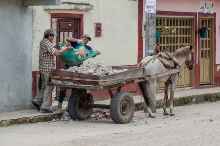OBANDO, COLOMBIA - SEPTEMBER 14, 2015: Workers are loading a horse cartのeditorial素材
