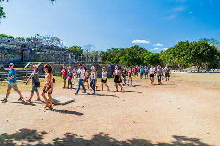 CHICHEN ITZA, MEXICO - FEB 26, 2016: Group of tourists at the archeological site Chichen Itza.のeditorial素材