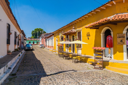 SUCHITOTO, EL SALVADOR - APRIL 9, 2016: Cobbled street in Suchitoto, El Salvadorのeditorial素材