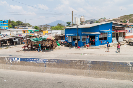 LA ENTRADA, HONDURAS - APRIL 13, 2016: Market by the road in La Entrada town.のeditorial素材
