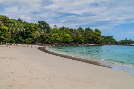 MANUEL ANTONIO, COSTA RICA - MAY 13, 2016: Tourists on a beach in National Park Manuel Antonio, Costa Ricaのeditorial素材