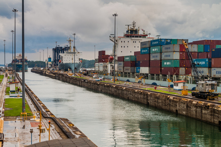 GATUN, PANAMA - MAY 29, 2016: Container ship passes through Gatun Locks, part of Panama Canal.のeditorial素材