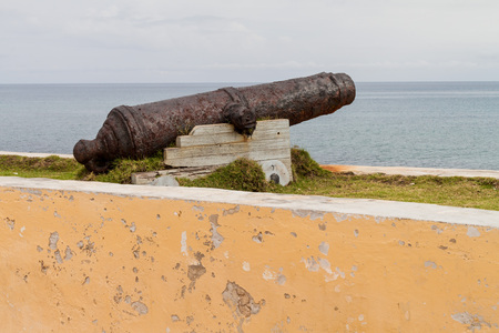 Cannon at Fuerte Fernando II fort in Gibara village, Cubaのeditorial素材