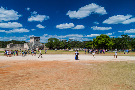 CHICHEN ITZA, MEXICO - FEB 26, 2016: Crowds of tourists visit the archeological site Chichen Itza. The great ball game court in the background.のeditorial素材
