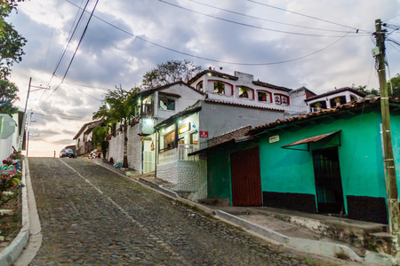 SUCHITOTO, EL SALVADOR - APRIL 7, 2016: Cobbled street in Suchitoto, El Salvadorのeditorial素材