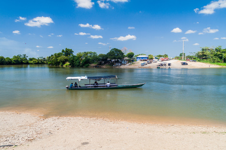 SAYAXCHE, GUATEMALA - MARCH 15, 2016: Ferry over Rio de la Pasion river in Sayaxche town.のeditorial素材