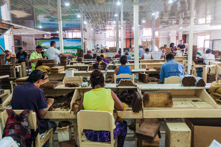 ESTELI, NICARAGUA - APRIL 21, 2016: Workers rolling cigars at Tabacalera Santiago cigar factory in Esteli.のeditorial素材
