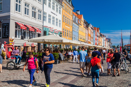 COPENHAGEN, DENMARK - AUGUST 26, 2016: People walk in Nyhavn district in Copenhagen, Denmarkのeditorial素材