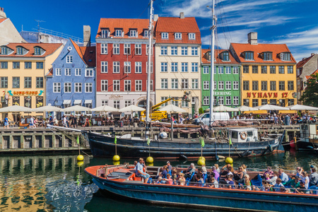 COPENHAGEN, DENMARK - AUGUST 26, 2016: Nyhavn district and boats in Copenhagen, Denmarkのeditorial素材